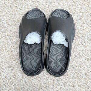 Pretty little thing Black Cut Out Rubber‎ Ribbed Sole Slides Sz 9